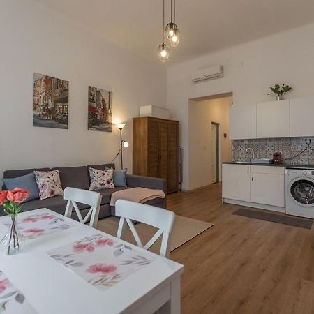 Emily'S Lovely Place Budapest Esterno foto
