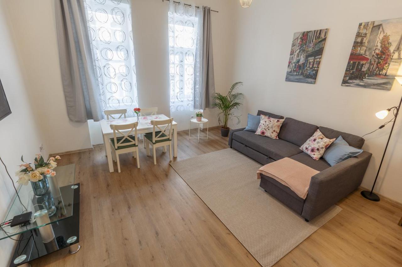 Emily'S Lovely Place Budapest Esterno foto
